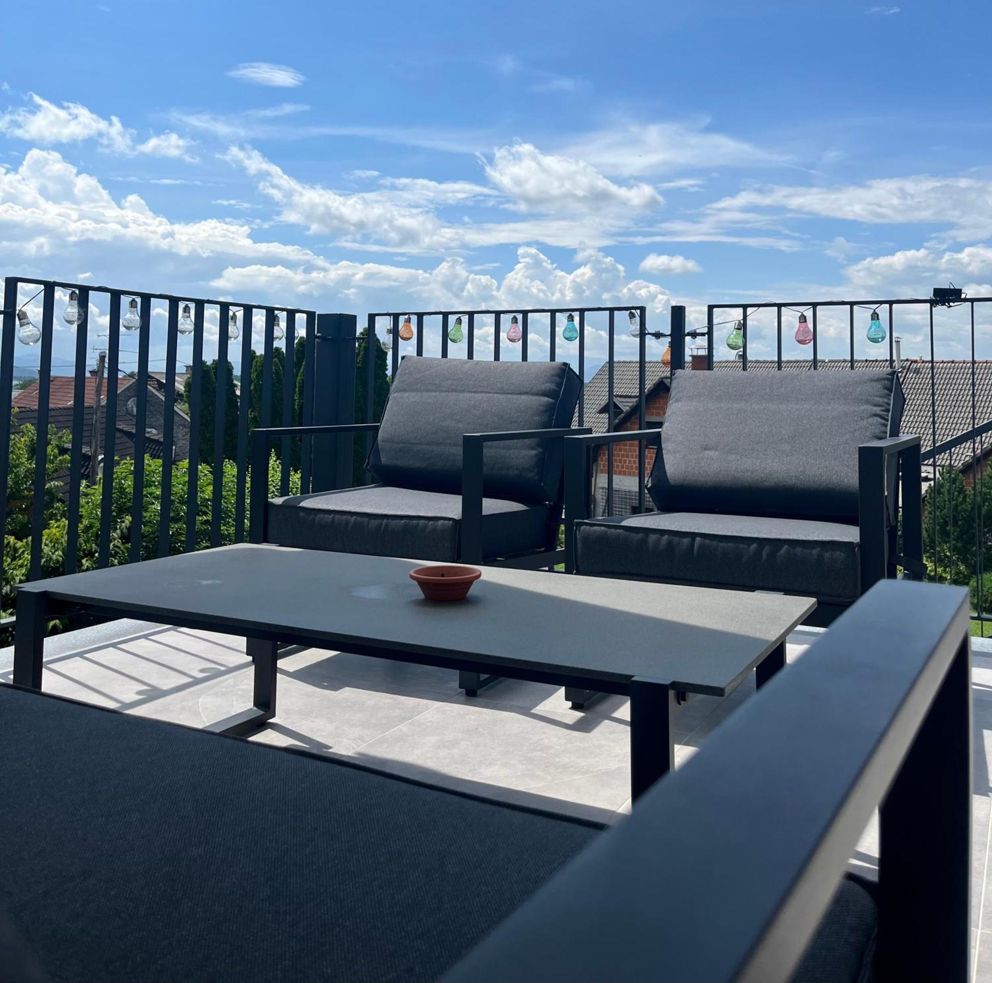 Hisa Trelc- Sobe Hotel Komenda Bagian luar foto