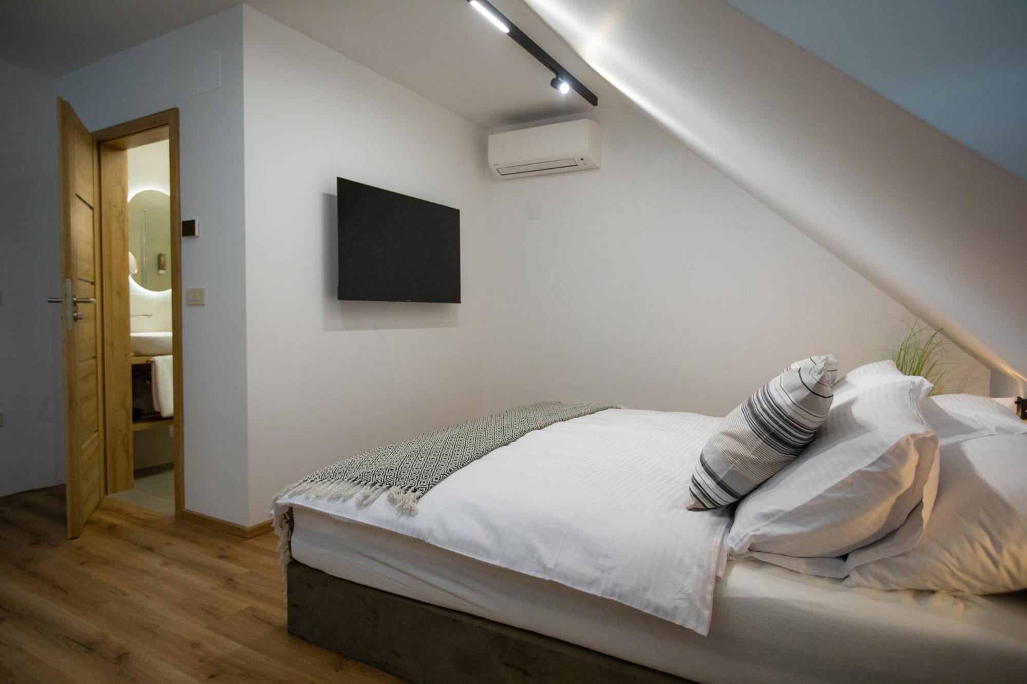 Hisa Trelc- Sobe Hotel Komenda Bagian luar foto