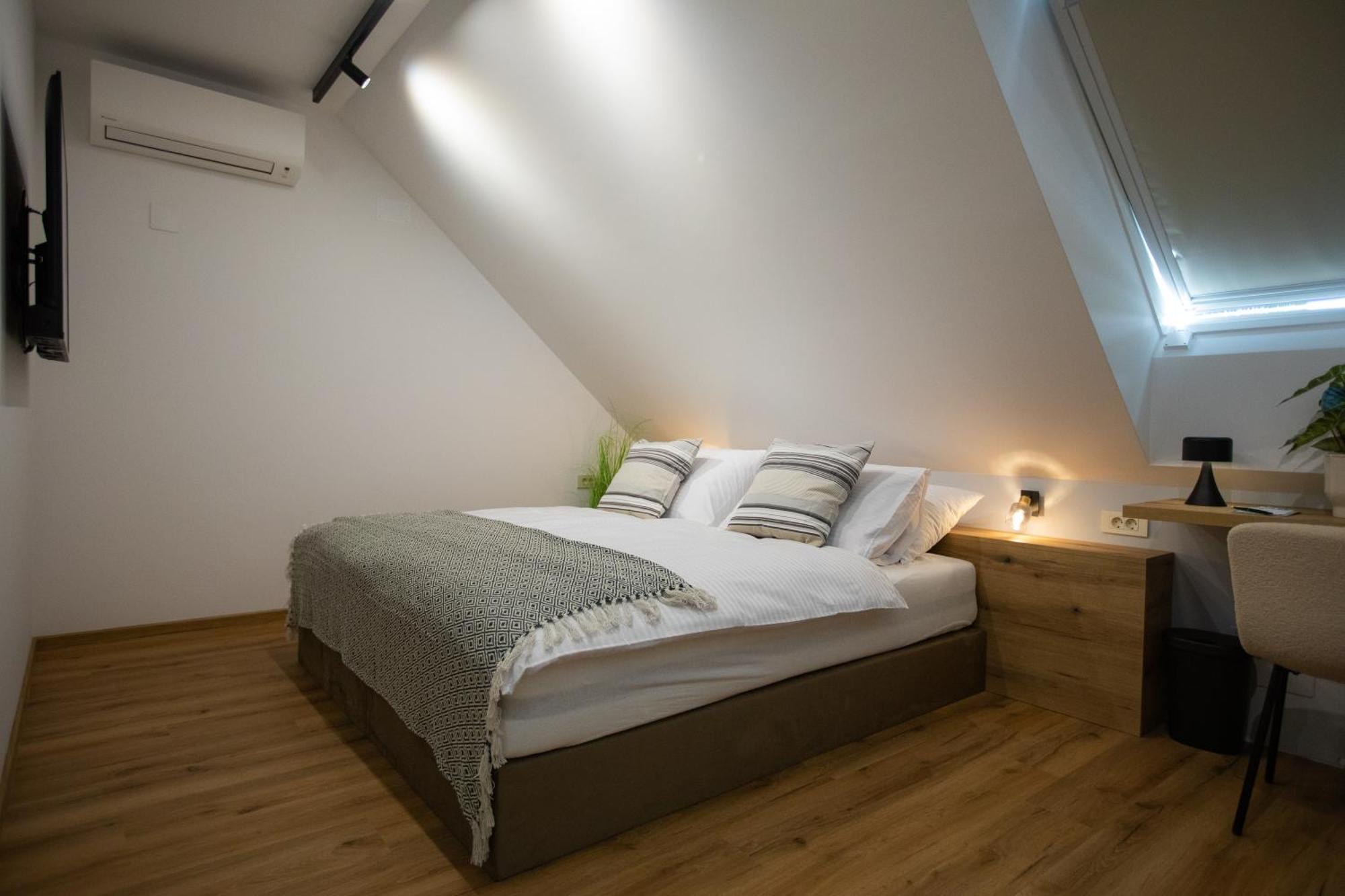 Hisa Trelc- Sobe Hotel Komenda Bagian luar foto