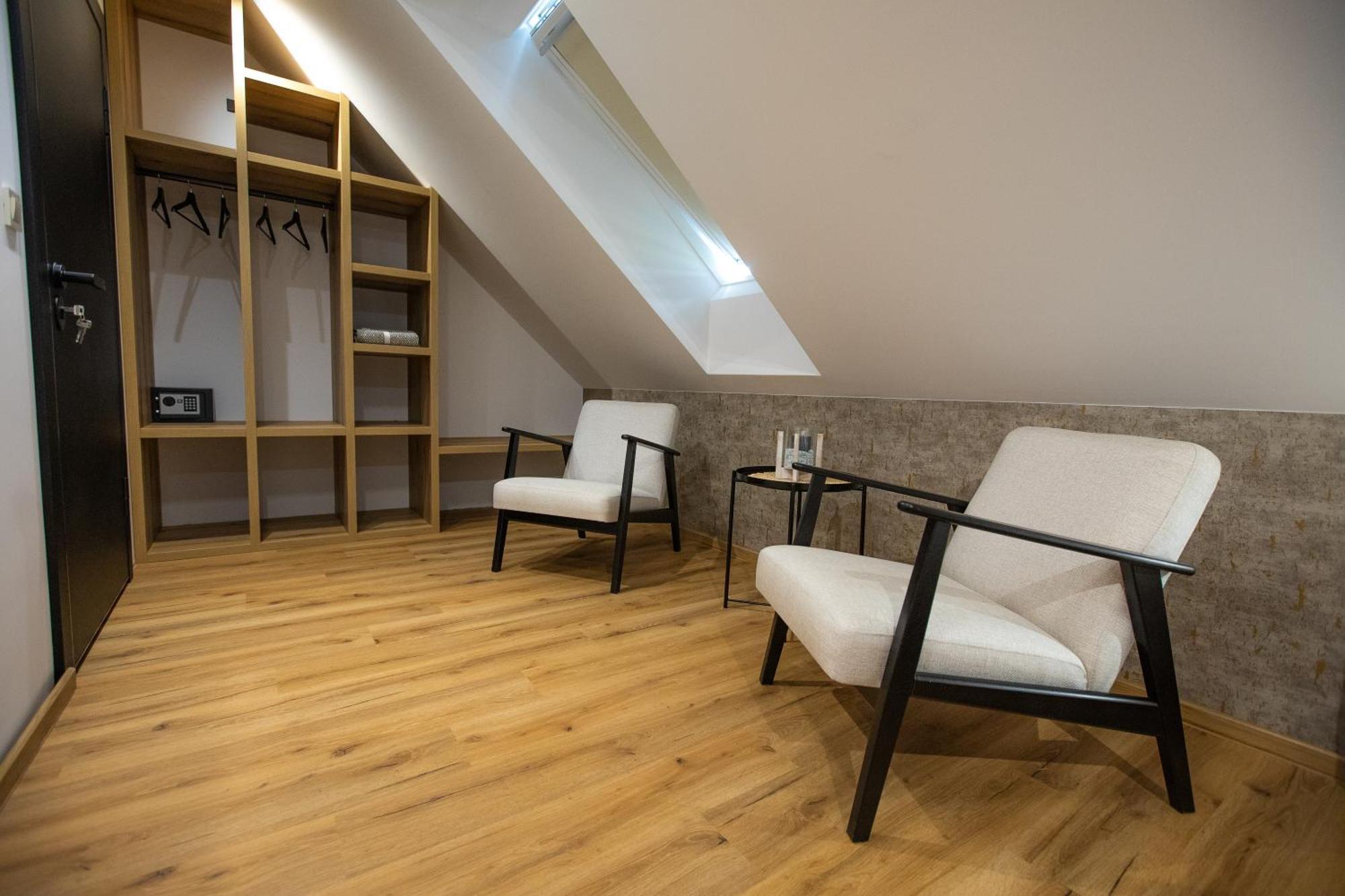 Hisa Trelc- Sobe Hotel Komenda Bagian luar foto