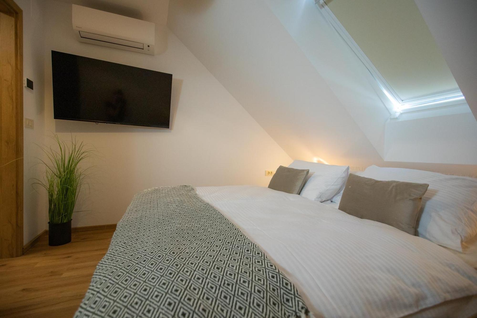 Hisa Trelc- Sobe Hotel Komenda Bagian luar foto