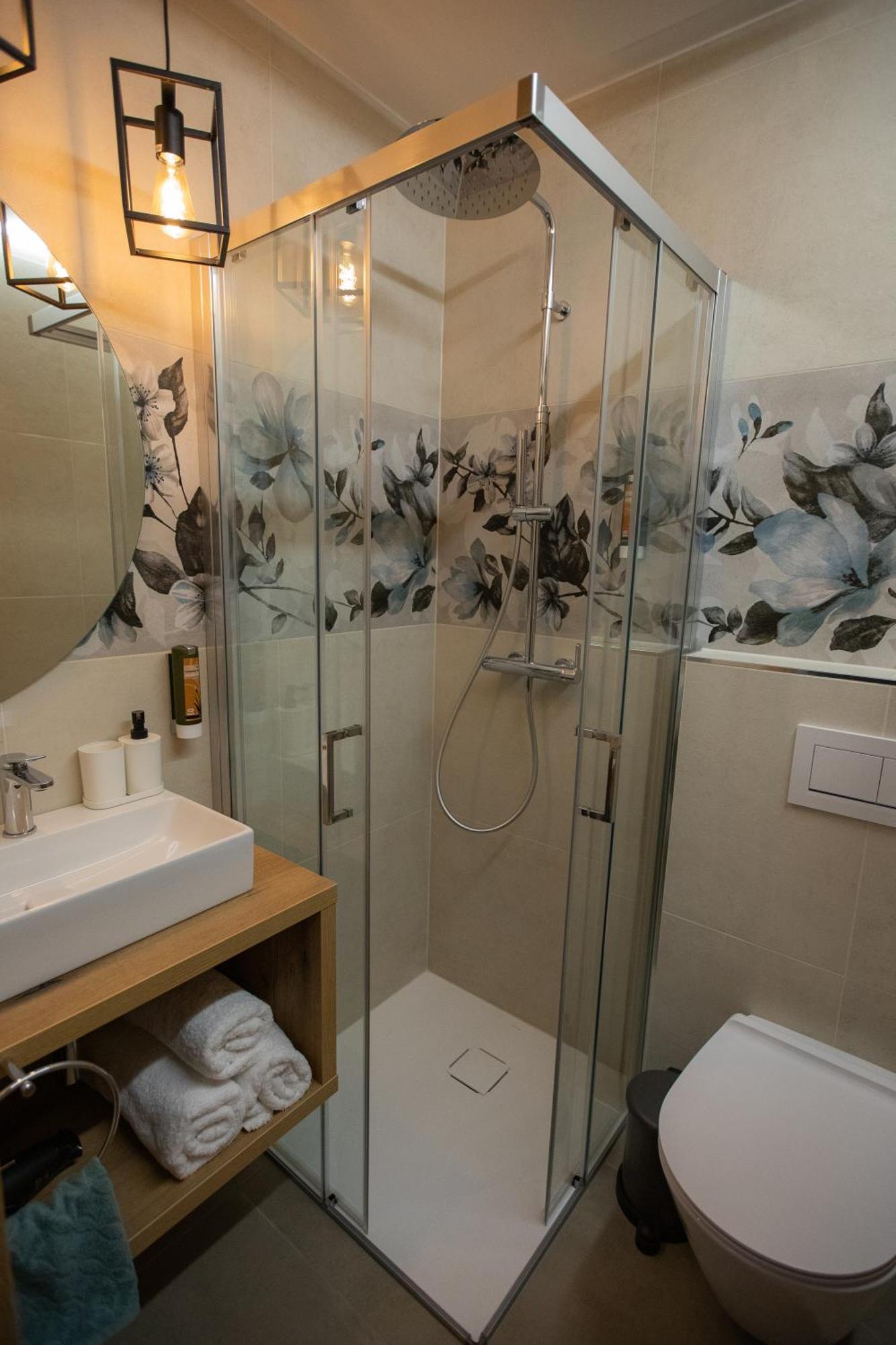 Hisa Trelc- Sobe Hotel Komenda Bagian luar foto