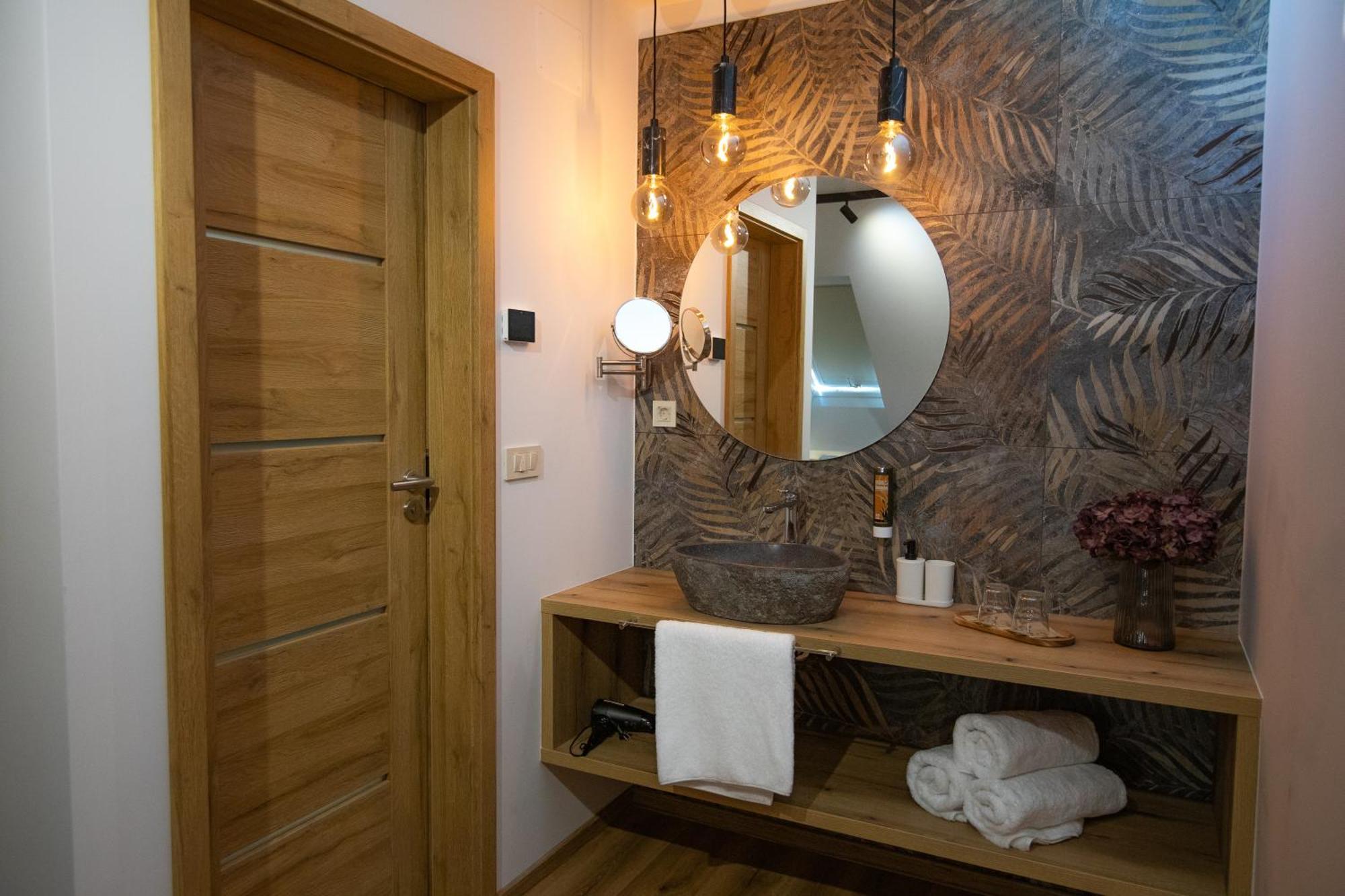 Hisa Trelc- Sobe Hotel Komenda Bagian luar foto
