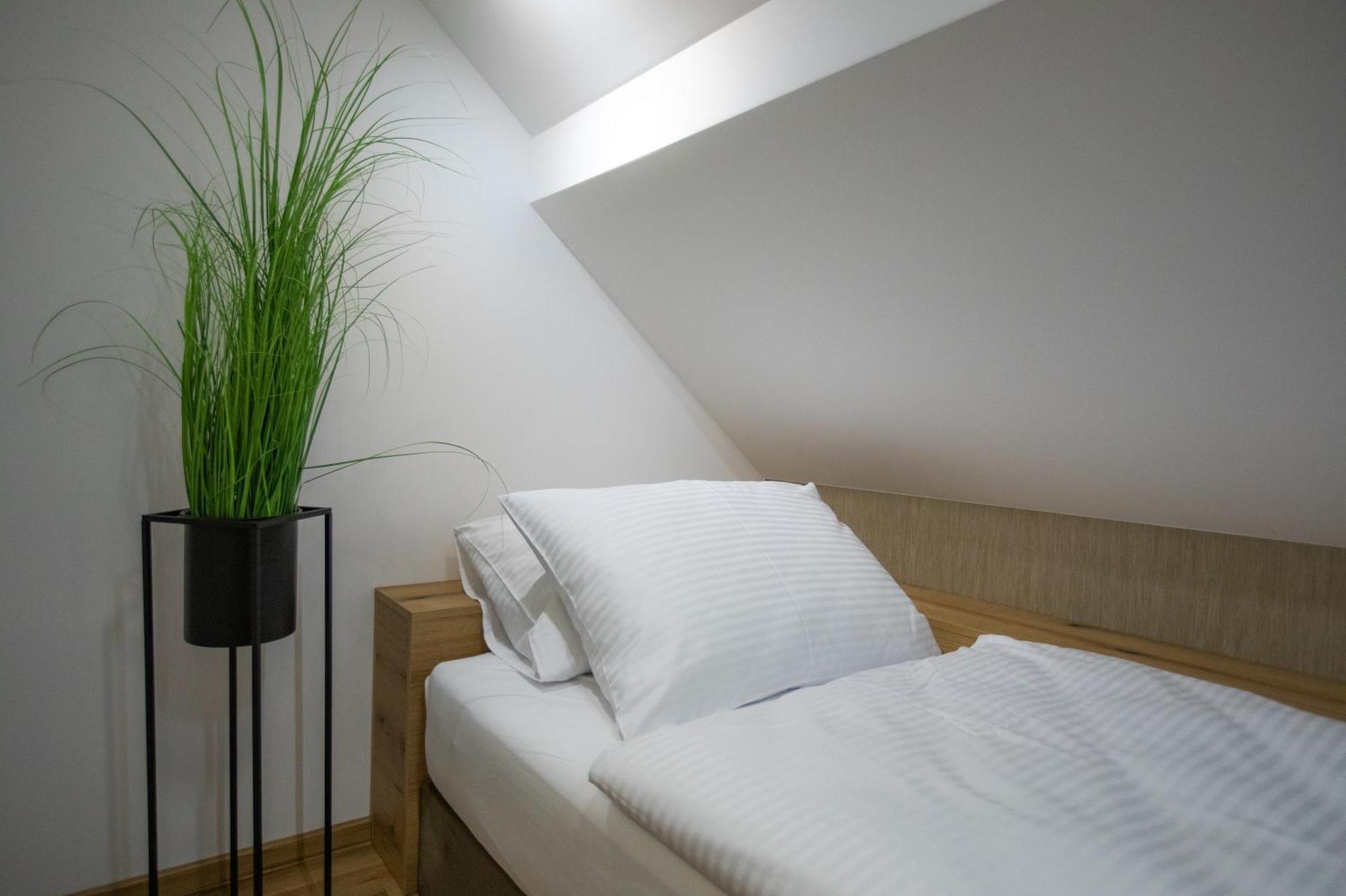 Hisa Trelc- Sobe Hotel Komenda Bagian luar foto